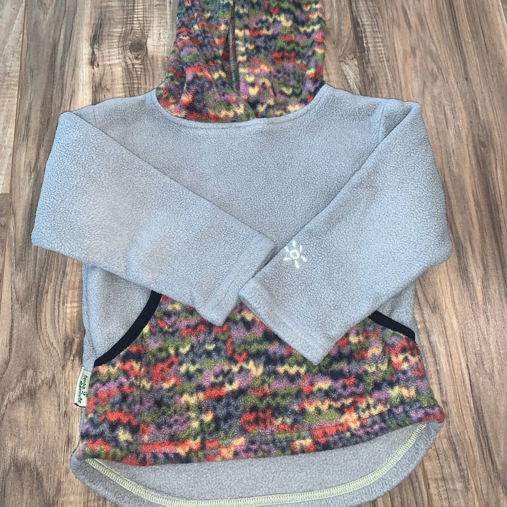 Mountain spouts pullover